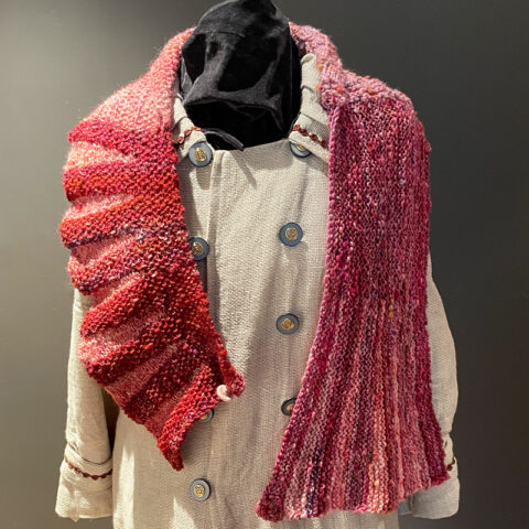 singularitaet-coma_handgefertigte-Einzelstuecke_Schal_strick_rot_1