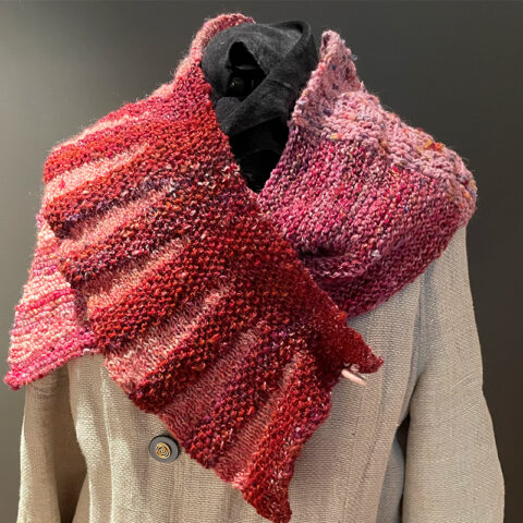 singularitaet-coma_handgefertigte-Einzelstuecke_Schal_strick_rot_1