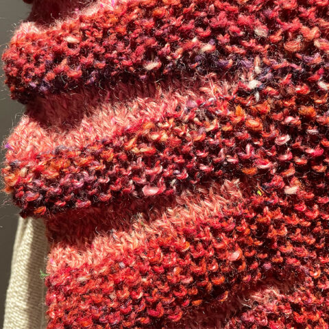 singularitaet-coma_handgefertigte-Einzelstuecke_Schal_strick_rot_1