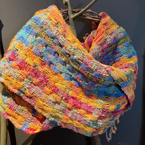 Singularitaet-Coma_handgefertigte-Einzelstuecke_schal_blumenwiese2