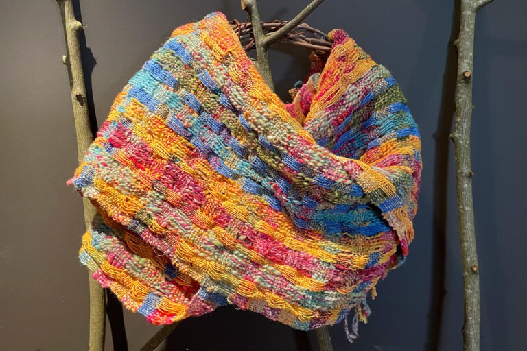 Singularitaet-Coma_handgefertigte-Einzelstuecke_schal_blumenwiese2