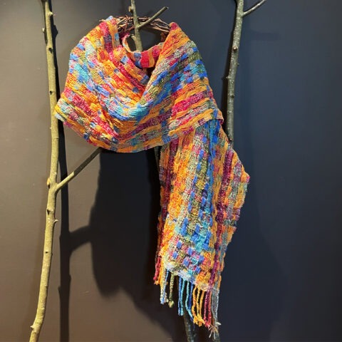 Singularitaet-Coma_handgefertigte-Einzelstuecke_schal_blumenwiese2